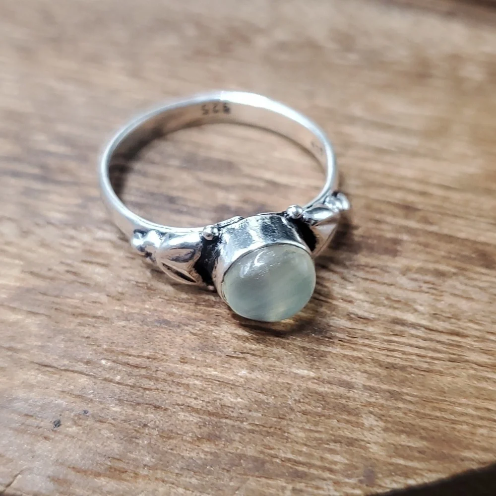 Size 8 R133 sterling‎ precious stone